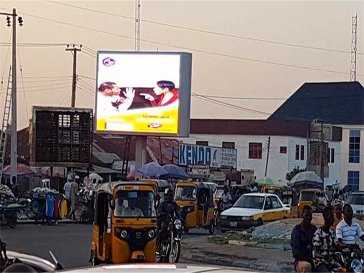 Billboard Dan Arweiniad Digidol P10mm Awyr Agored Yn Nigeria Ar gyfer Hysbysebion Awyr Agored